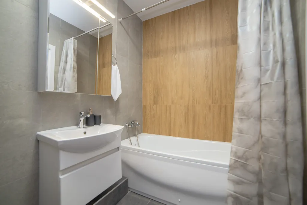 Евродвушка с балконом на Тверитина 41 для 4 гостей