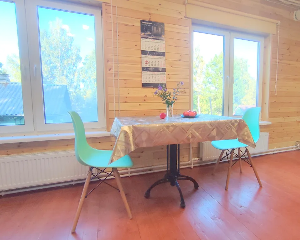 Петербургская дача на холме прямо у озера