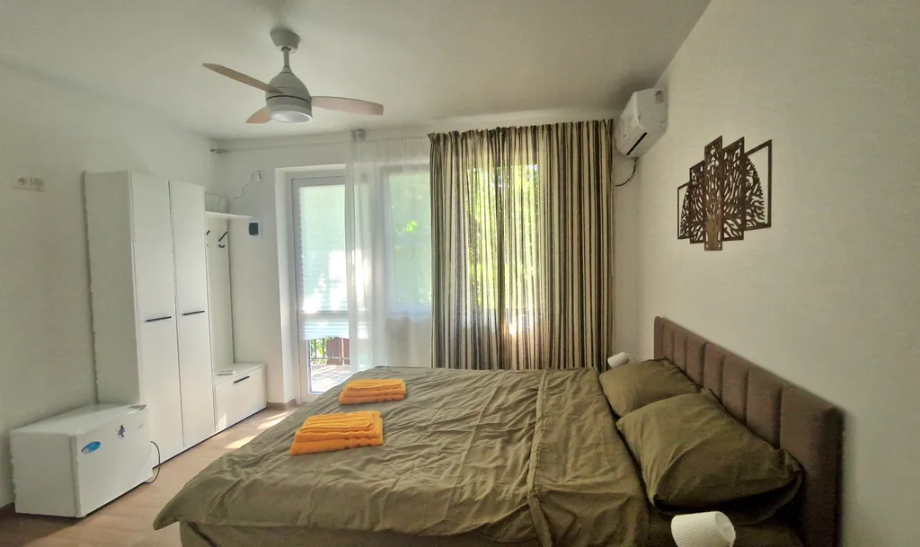 Комната в доме в лесу у моря