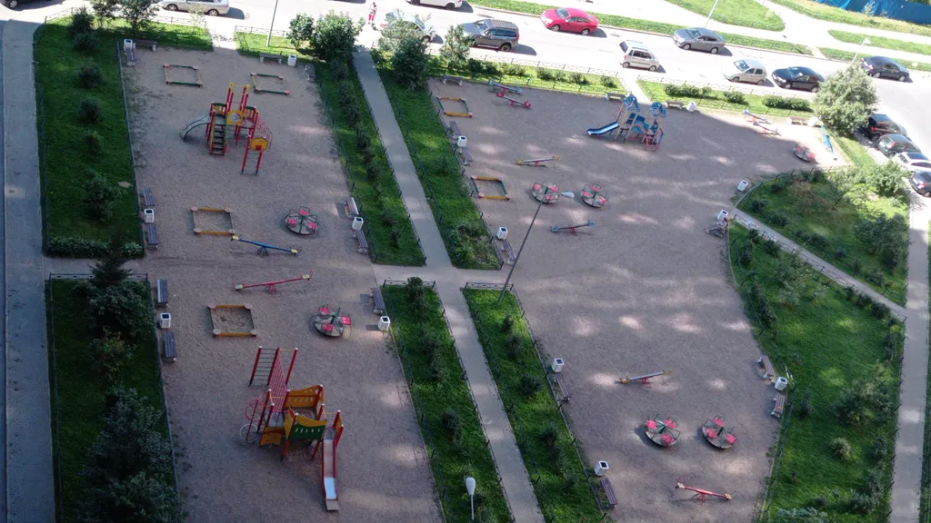 Комната с собственным балконом, где можно курить, электроплитой, вид Питер