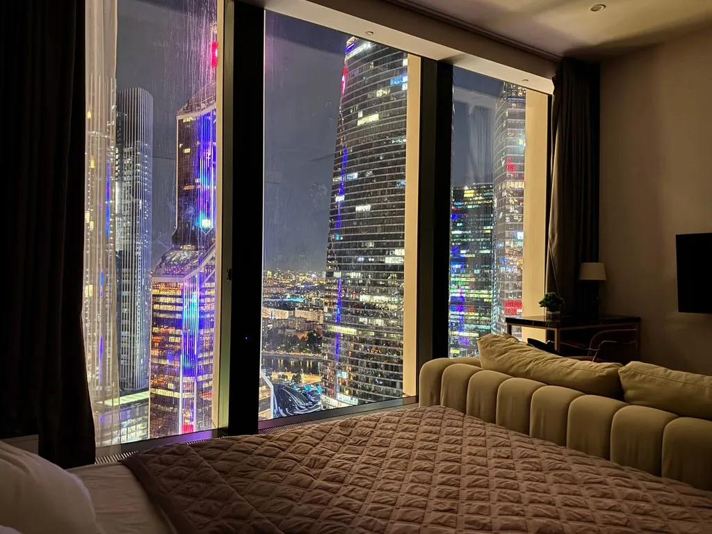 Sky City Moscow LUX Студия с большим окном с видом на башни и город