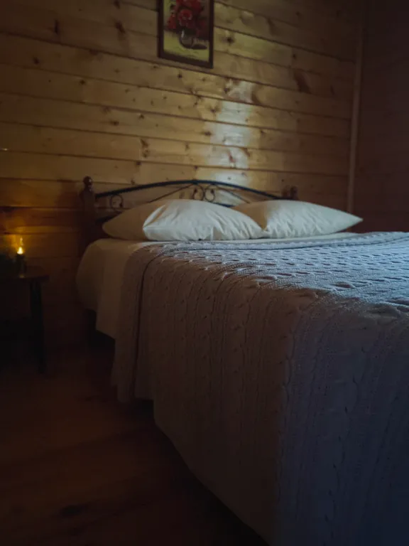 Берлога люкс, коттедж с банным чаном для отдыха с видом на лес и скалы