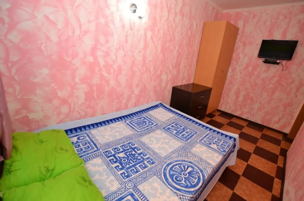 Двухкомнатная квартира с балконом на первом этаже #1