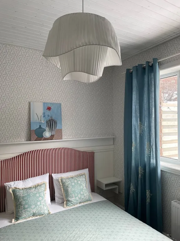 Дом с бассейном у леса