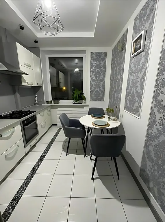 Уютная двухкомнатная квартира в сталинке в центре города