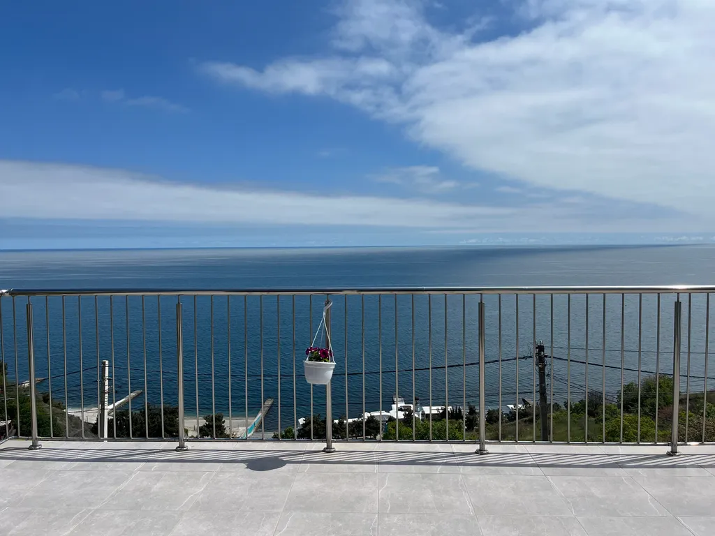 Комната с видом на море синяя