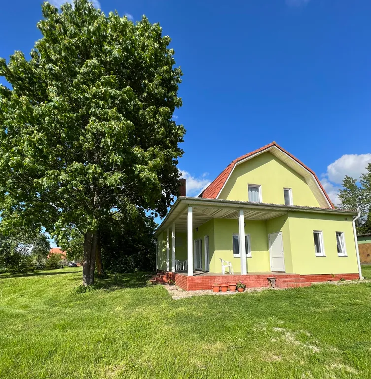 Живописная усадьба в лесу у озера