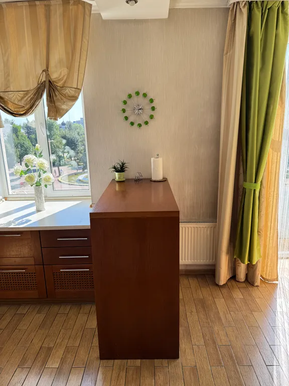 Большая 3-комнатная квартира в самом центре на площади