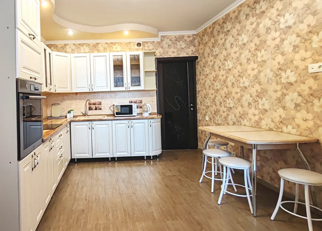 Евротрешка возле ТЦ Кит