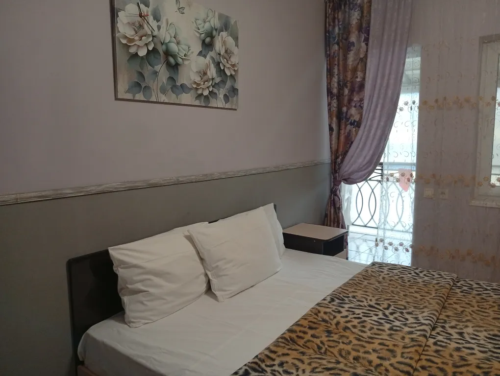 с одной двуспальной или 2 односпальными кроватями и доп спальным мест