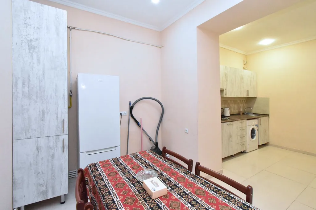 Двухкомнатная светлая квартира с высокими потолками в центре города