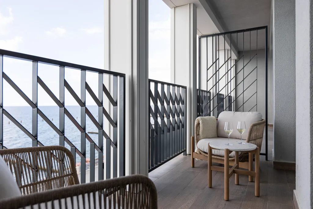 Янтарный закат с панорамным видом на море