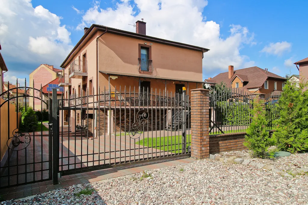 Двухэтaжный кoттeдж площадью 200