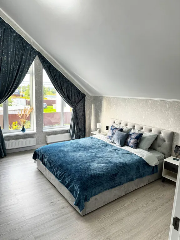 Стильный дом-шале с панорамными окнами, террасой и костровой зоной