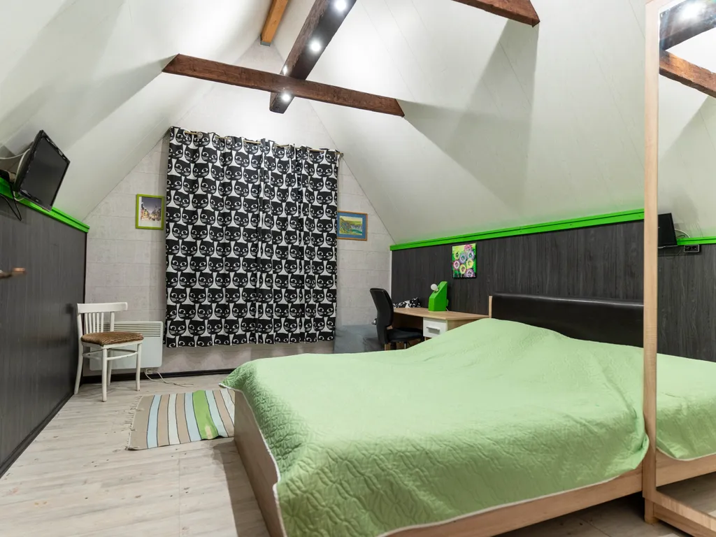 Современный дом с уличной подогреваемой купелью и сауной