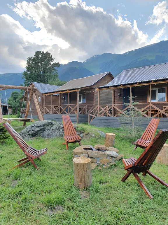 Домик с терассой и красивым видом на горы