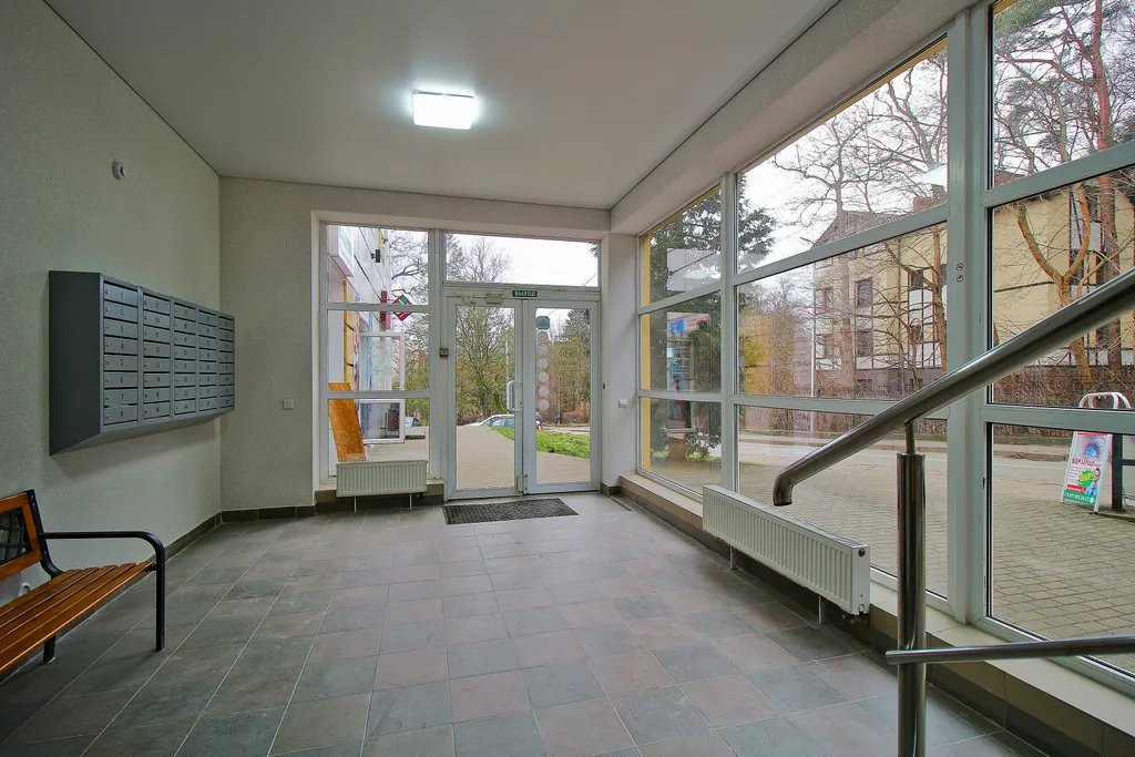 Студия с панорамными окнами в центре