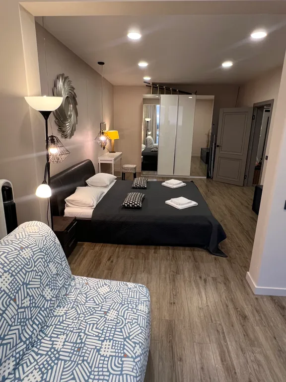 Уютная квартира с видом на морской порт и горы