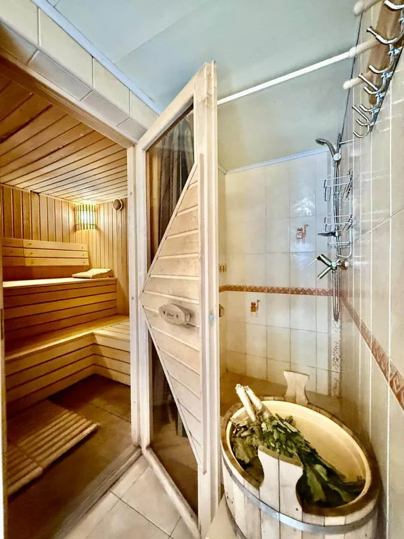 Дом с террасами и видом на море, рядом с центром