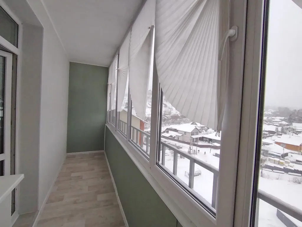 Квартира-студия с видом на город среди гор