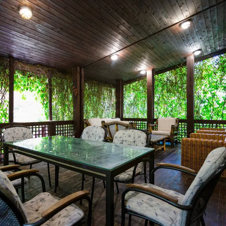 Дом с сауной и теннисными кортами