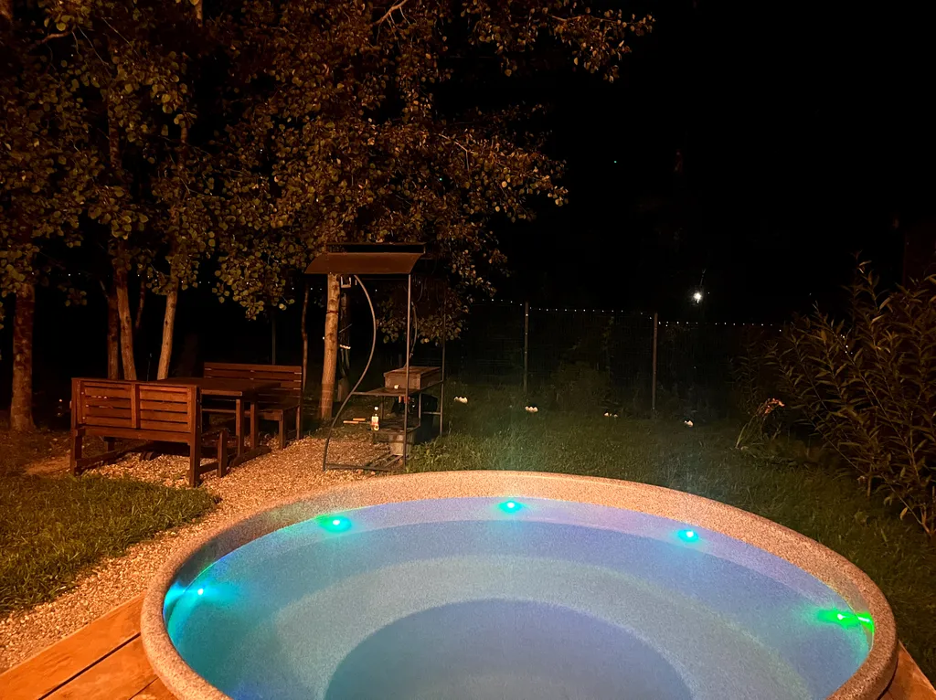 Дом на берегу реки с горячей купелью