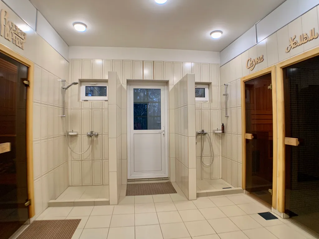 Коттедж на на берегу озера с банями и купелью