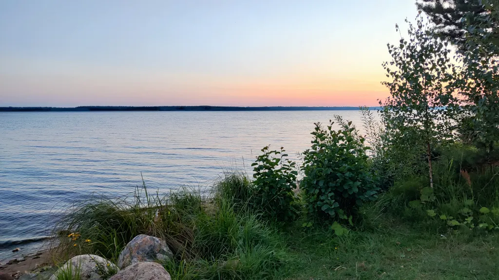 Коттедж Уютный коттедж с камином, баней и детской площадкой с батутом у озера — Завирье