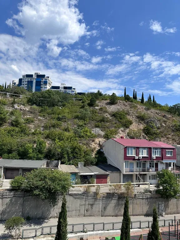 Двухкомнатная квартира с залом и видом на горы