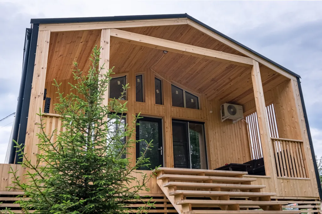 Атмосферный дом с баней в лесу