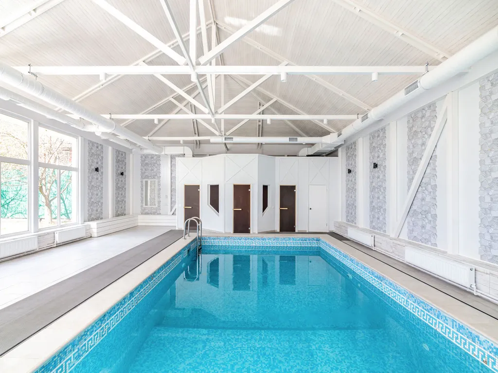 Дом с бассейнами и банкетным залом на Дмитровском шоссе