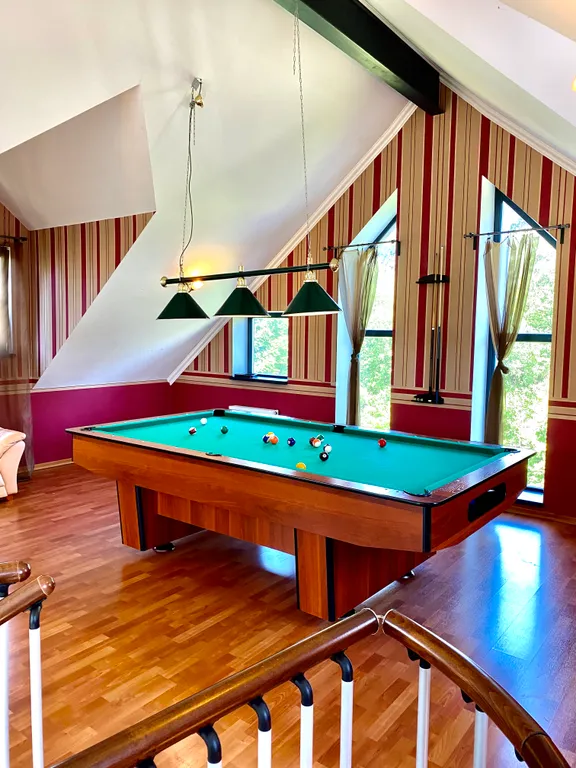 Вилла с круглым бассейном