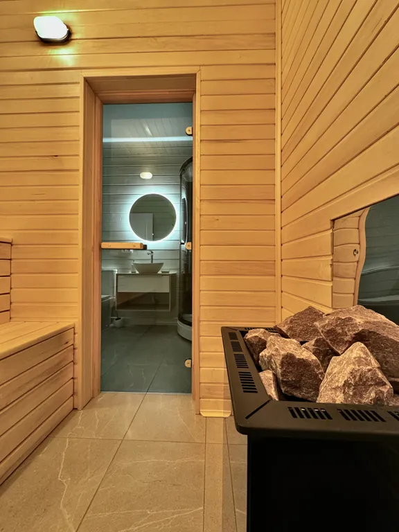 Коттедж недалеко от озера с двумя спальнями и сауной