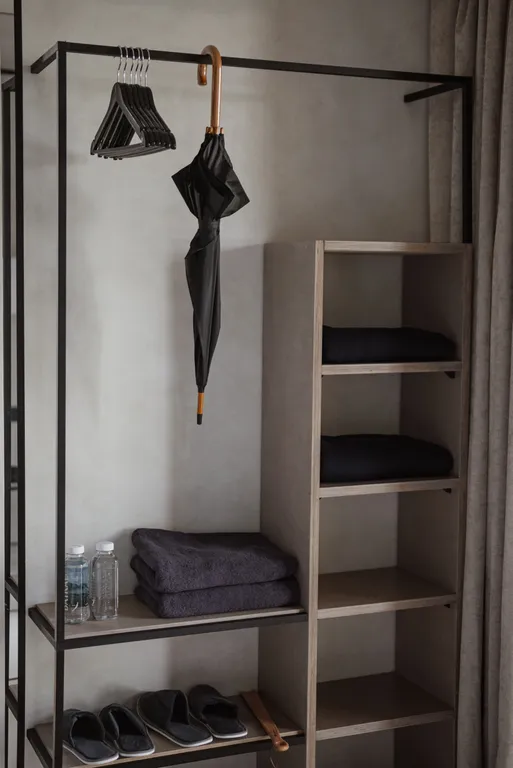 Домик-куб для двоих на берегу реки