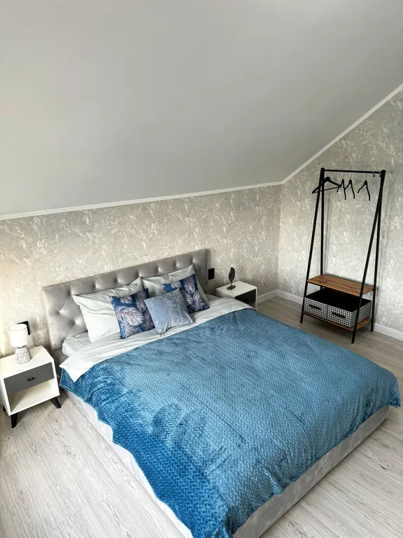 Стильный дом-шале с панорамными окнами, террасой и костровой зоной