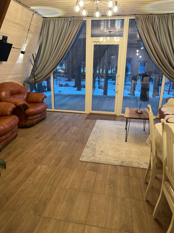 Уютный дом а-фрейм в сосновом лесу