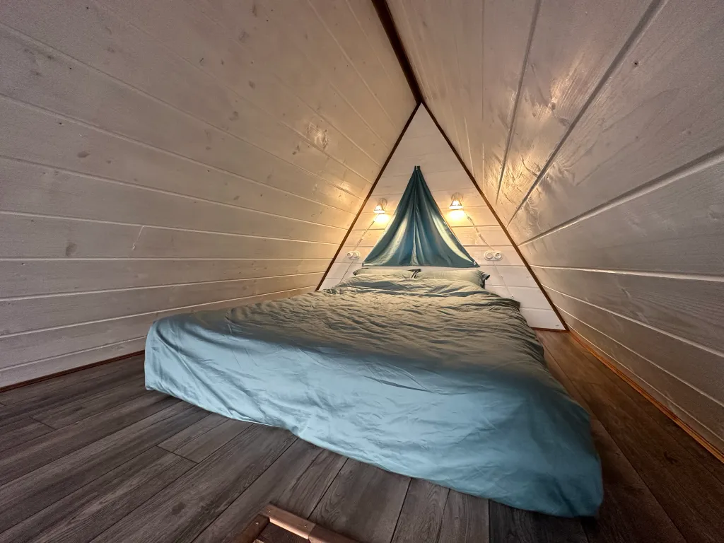 Дом в стиле A-frame на самом берегу реки