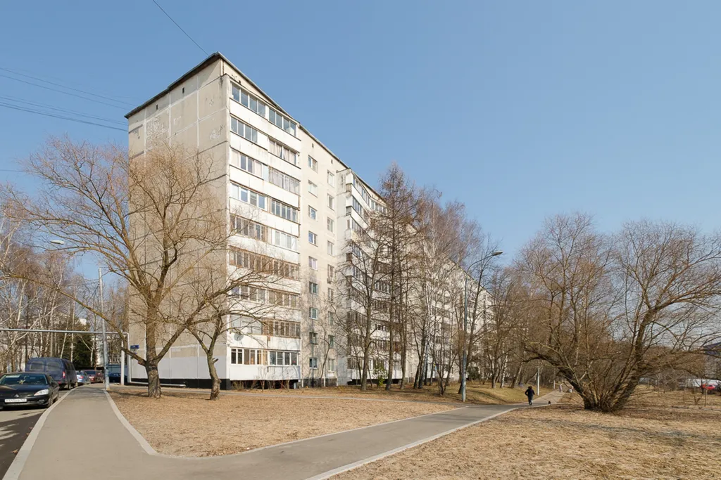 Широкая кровать и балкон для отдыха