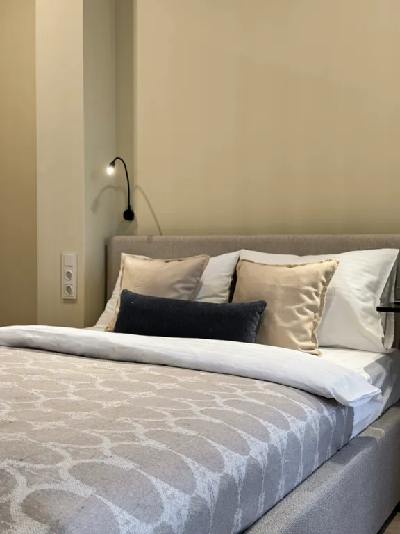 Студия в центре с балконом и стильным дизайном