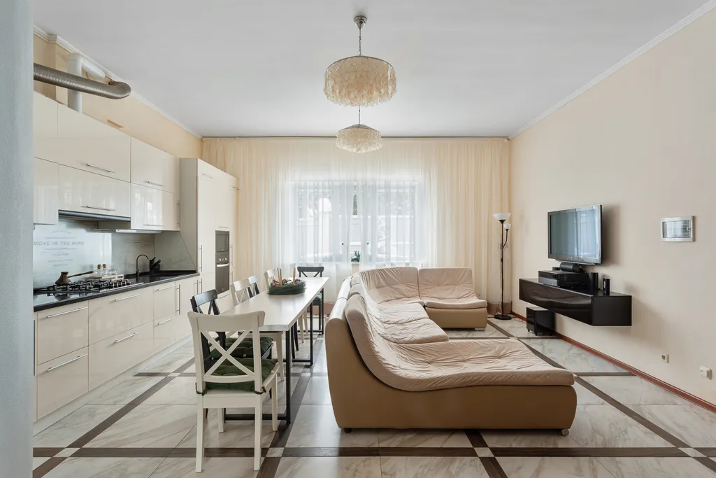 Таун-хаус в современном районе частной застройки