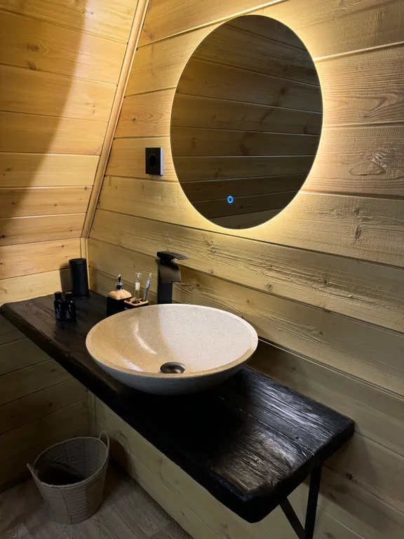 Дoм у реки с собственным причалом и рыбалкой