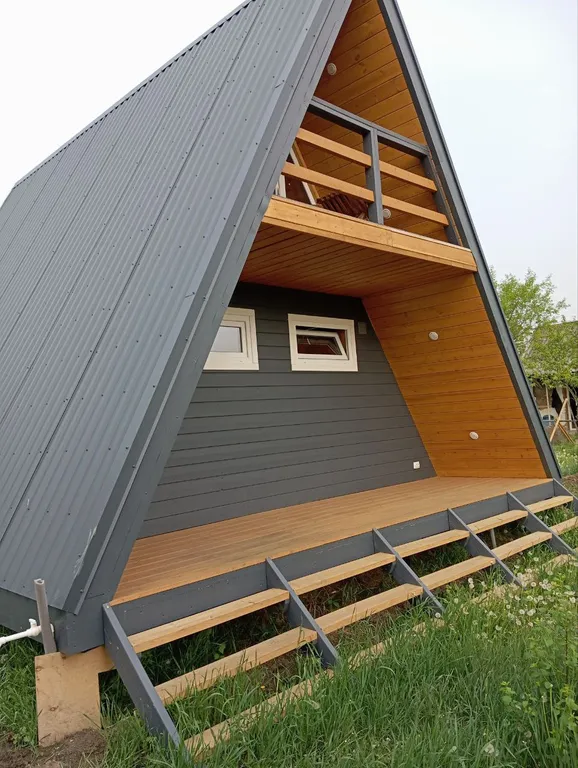 Уютный дом на берегу берегу реки