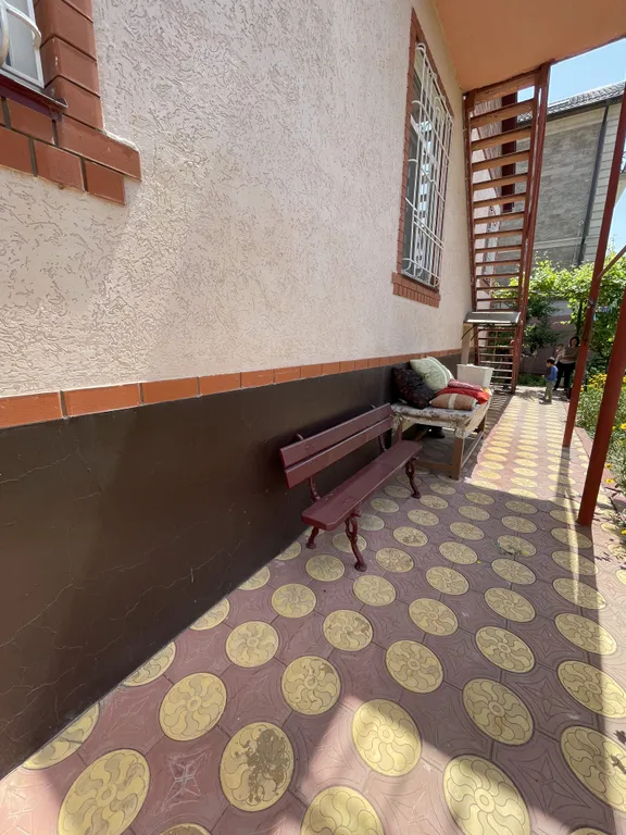 Небольшой дом в цветущем саду