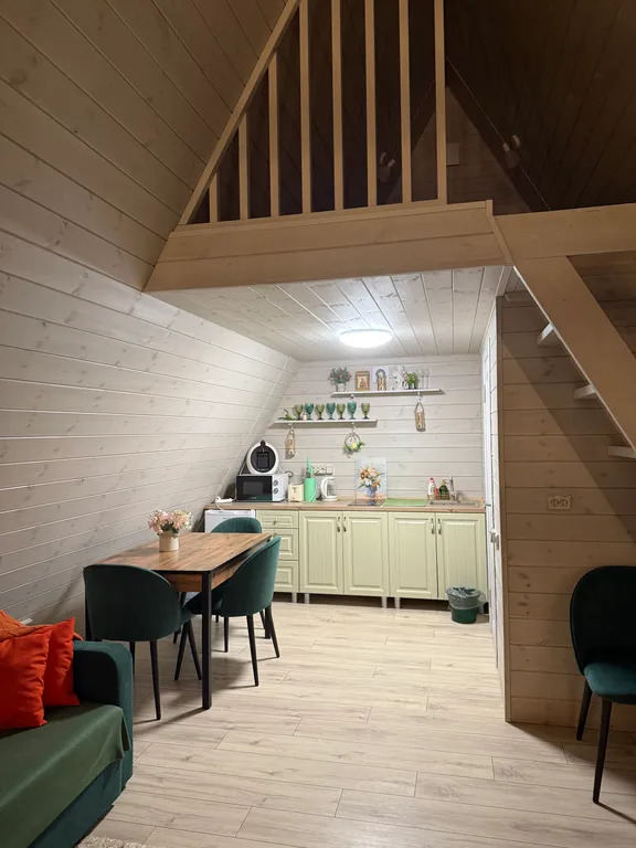 Деревянный дом шале на берегу озера и выходом на реку Кубань