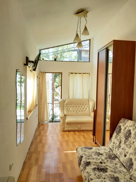 Квартира У Воронцовского дворца, до пляжа 5 минут пешком в тени алеями парка — аренда посуточно в Алупка