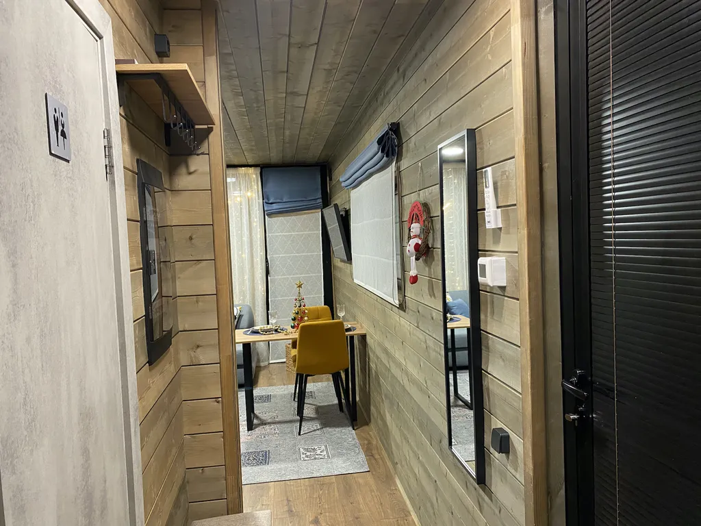 Домик ЕЖЕВИКА. Большой пруд с пляжем в глэмпинге "Усадьба Ягодное".