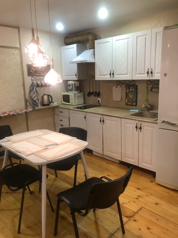 Уютная двухкомнатная квартира в центре Пицунды