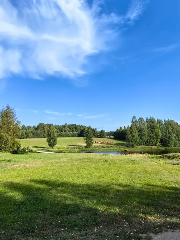 Домик в живописном месте у воды