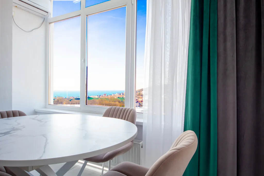 С красивым видом на горы и море