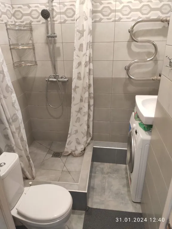 Удобная кровать в уютной квартире